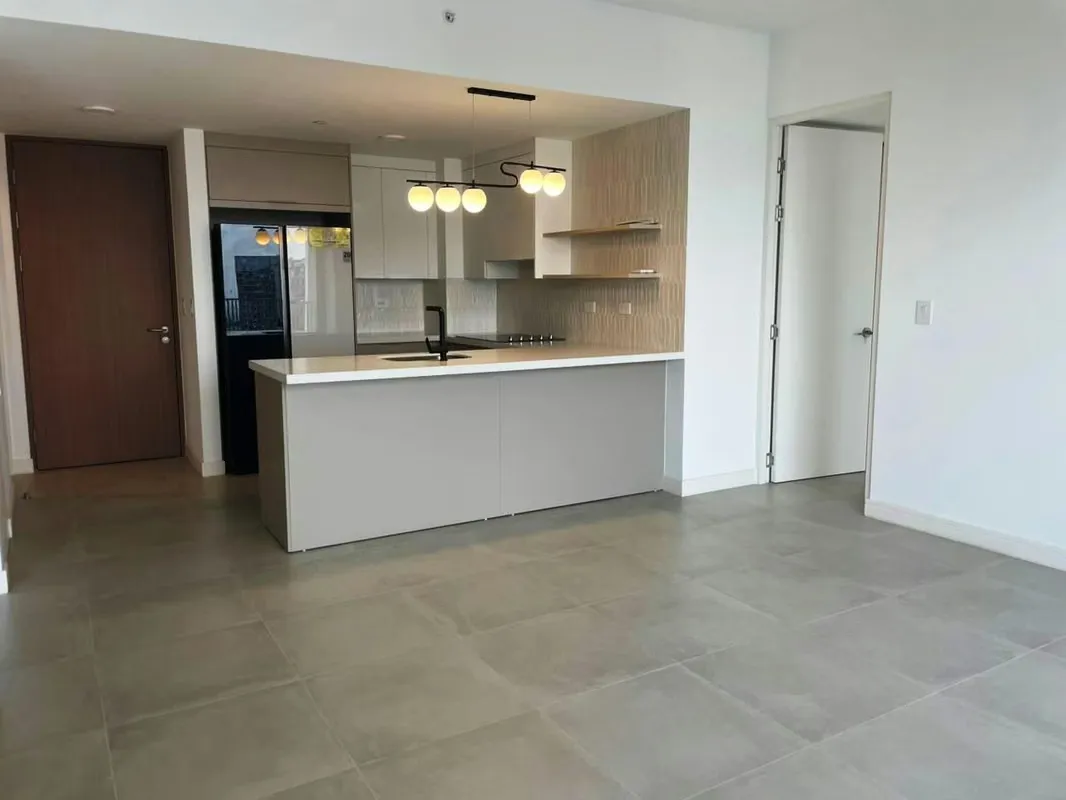 En piso #12 (viendo hacia el oeste), 91m² + parqueo, 2 habitaciones, 2.5 baños, sala-comedor, cocina ...