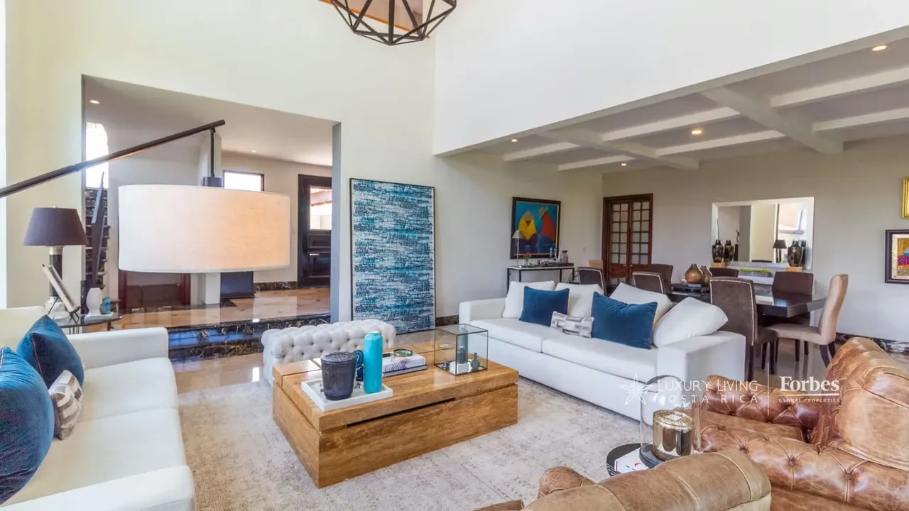 This luxury home for sale in Santa Ana conveys good taste, design of the most exquisite selection and a valuable timelessness thanks to its classic contemporary ...