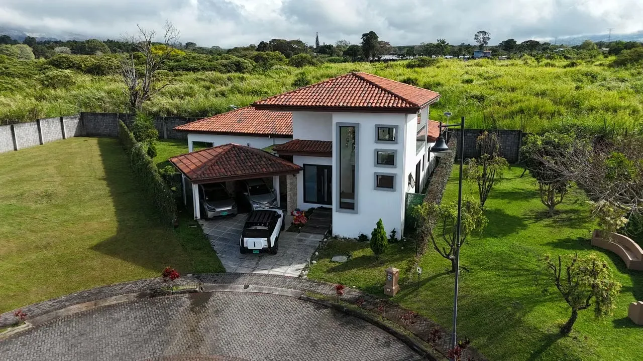 SE VENDE CASA LOS ANGELES SANTO DOMINGO HEREDIA EXCLUSIVO CONDOMINIO SCG31