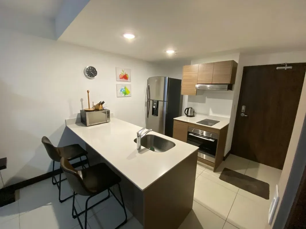 Acogedor apartamento ideal para quienes buscan comodidad y excelente ubicación, con una vista agradable hacia la piscina.