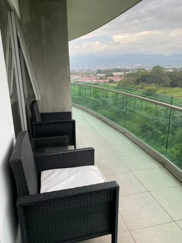 Elegante apartamento con hermosa vista panorámica, muy amplio ideal para quienes buscan comodidad, seguridad y una ubicación ...