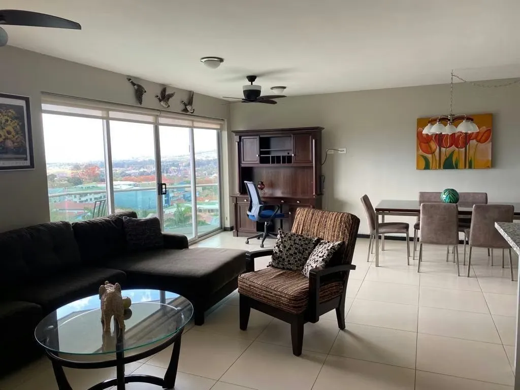 Elegante apartamento con hermosa vista panorámica, muy amplio ideal para quienes buscan comodidad, seguridad y una ubicación ...