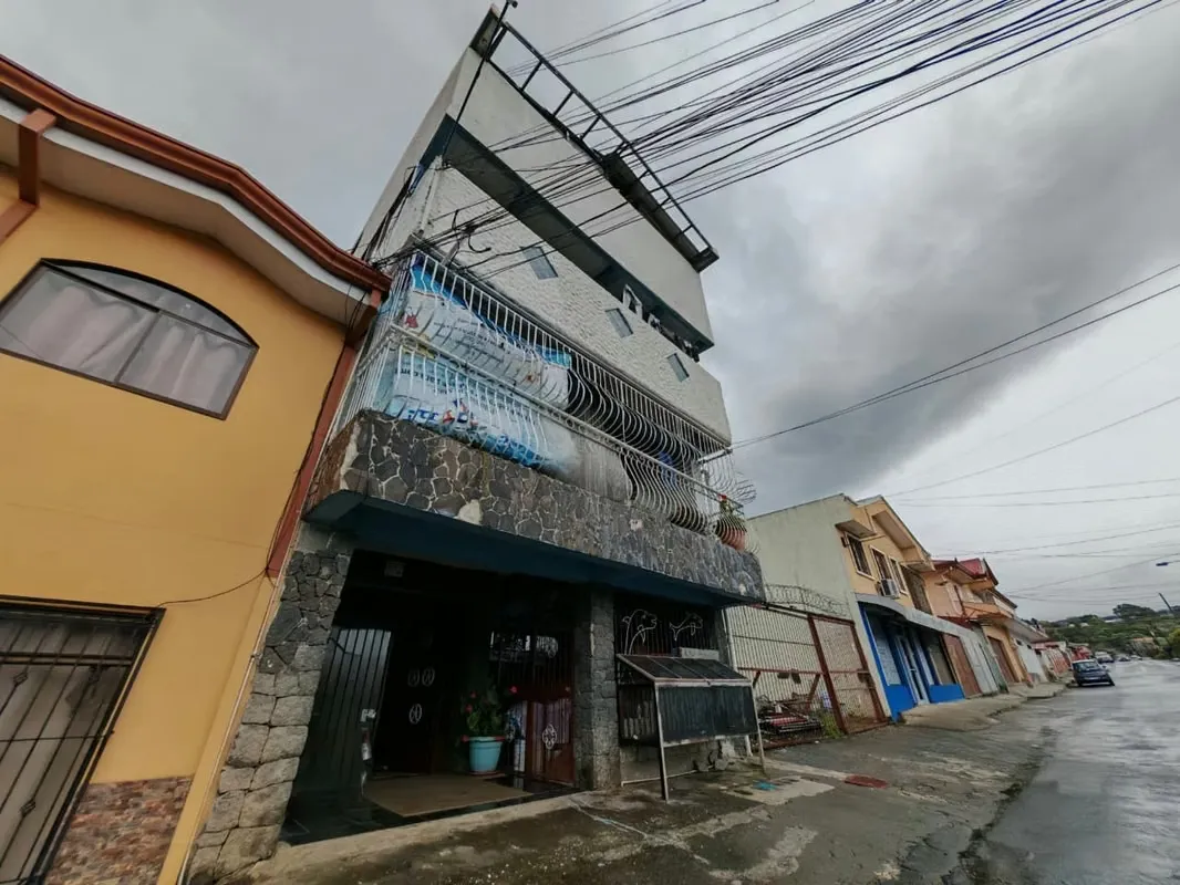 Invierta en un edificio de cuatro pisos, ubicado en la mejor zona del centro de San Rafael de Heredia. Esta propiedad de uso ...