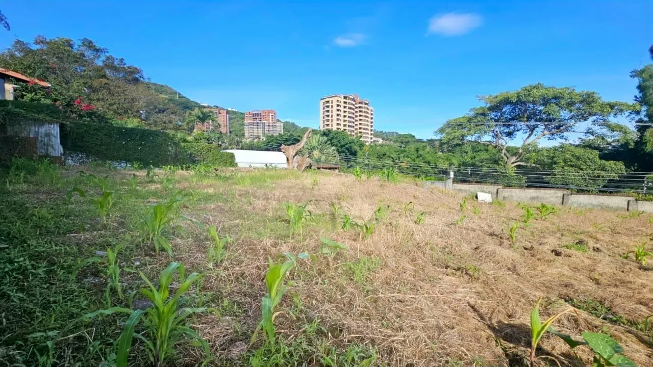 Descubre el potencial de este excepcional lote de 508 m², ubicado en una zona de media alta densidad en el prestigioso cantón de Escazú. ...