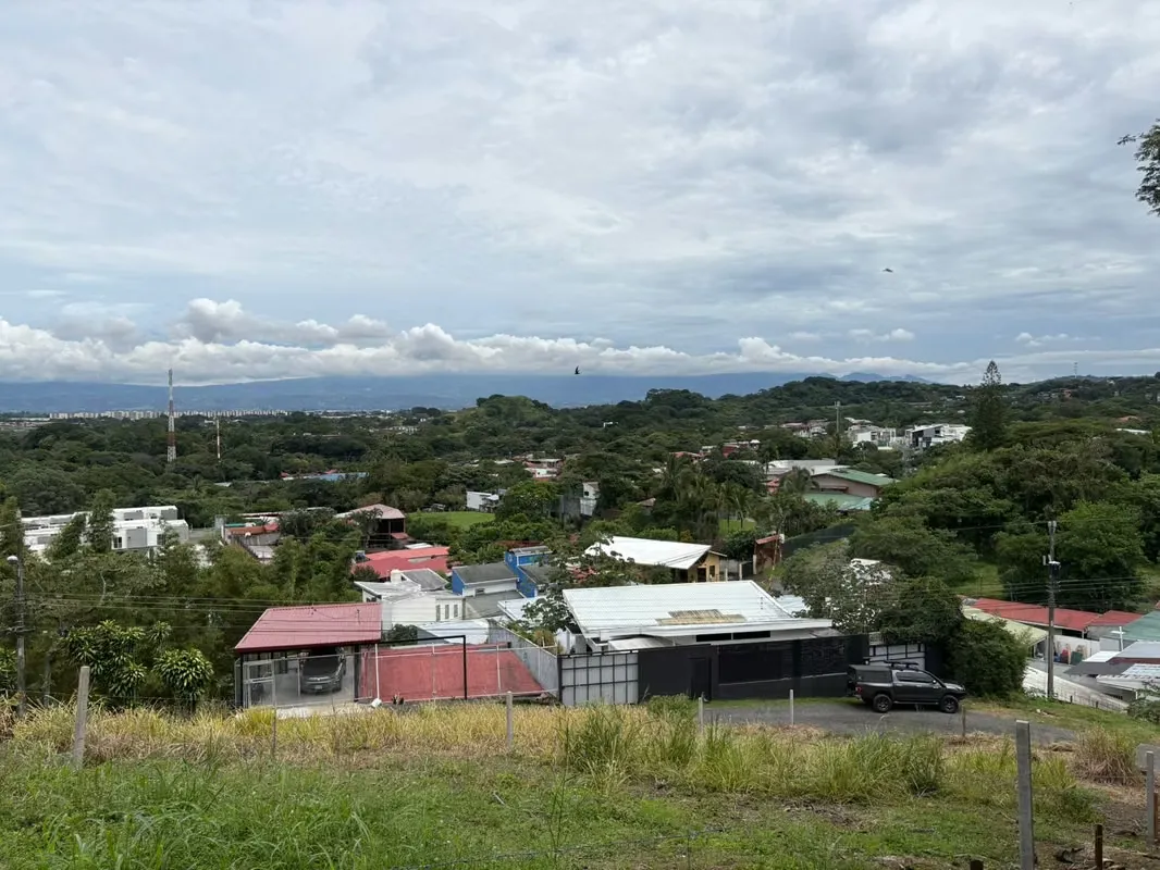 Con uso de suelo residencial, el lote cuenta con una topografía quebrada con excelente vista. Cuenta con 12 mts2 de frente y ...
