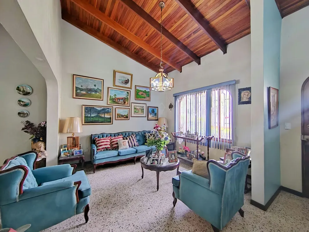 SE VENDE EN URUCA CASA DE UN NIVEL 4 HABITACIONES Y AMPLIO TERRENO  EN CONDOMINIO