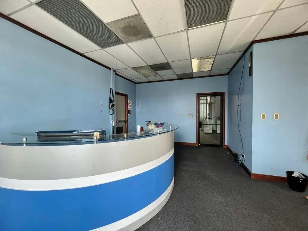 Are you looking for a spacious building for sale located in San José that suits your needs?