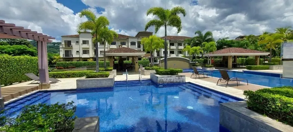 Apartamento esquinero en Condominio Montesol - Pozos de Santa Ana, San José Descubra este elegante y funcional apartamento ubicado en el exclusivo Condominio Montesol, una de las ...