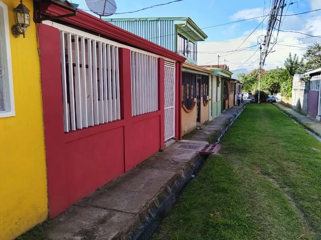Una bella casa en un lote de 120 metros , ubicada en San Rafael de Vásquez de Coronado , la casa está en Barrio Sinaí , un Residencial de gente trabajadora y familias de muchos años