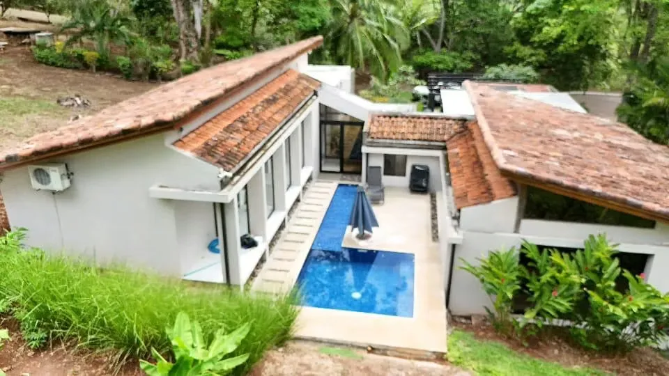 Casa de 3 Habitaciones con Piscina en Condominio Privado