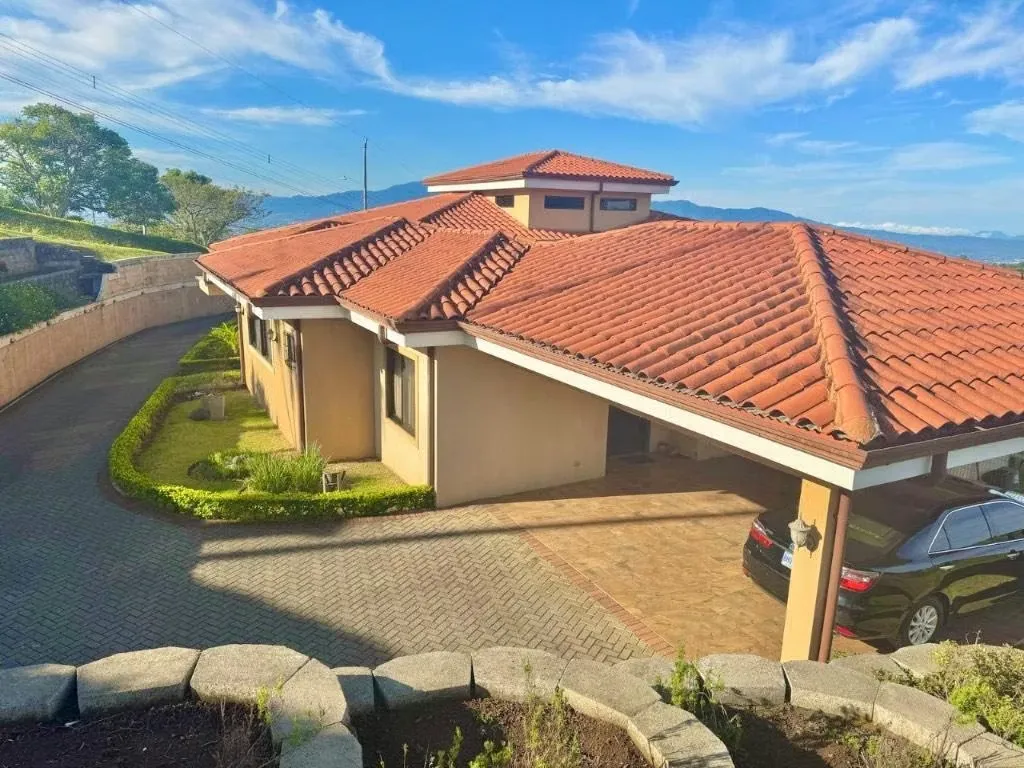 FOR SALE: BEAUTIFUL HOUSE IN SANTA BÁRBARA DE HEREDIA**
