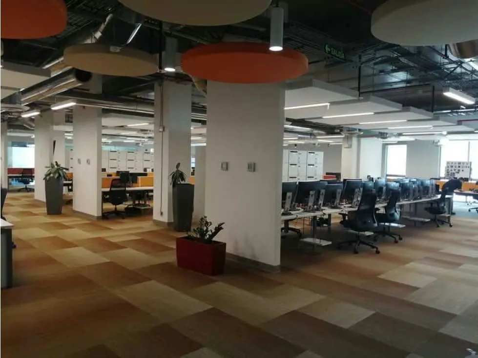 Se ALQUILA Oficina en Oficentro, en un setimo piso, en la zona de Calle Blancos, Guadalupe. Tiene baterias de baño en los pasillos y 5 plantas eléctricas en el ...