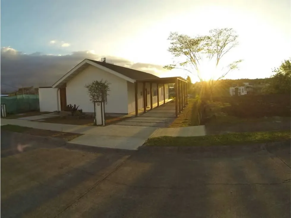 Casa totalmente aislada para clima cálido y frío, equipada con sistemas de calentamiento de agua solar para el ahorro de los gastos y es ...