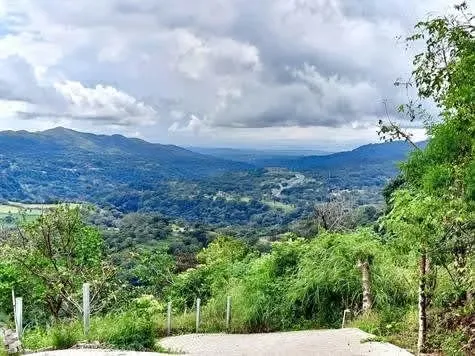 Grande lote con vistas en la naturaleza de residencial de Atenas