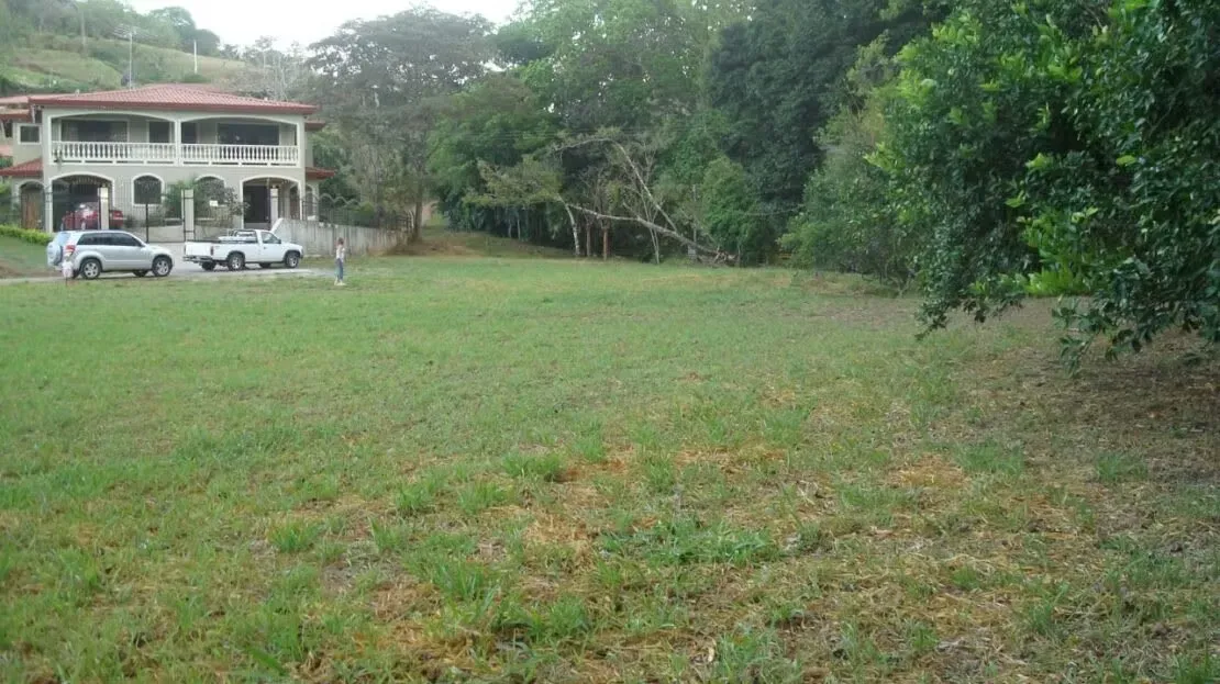 Uno de los últimos lotes en venta en Residencial Roca Verde