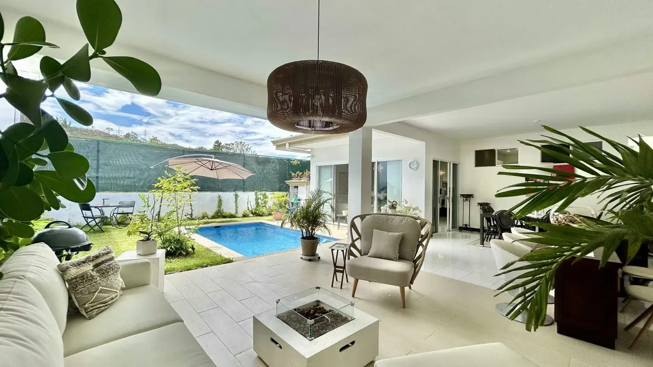 ¡Se Vende Hermosa Casa de un Nivel con Piscina en Condominio Privado en Guachipelin Norte de Escazu!