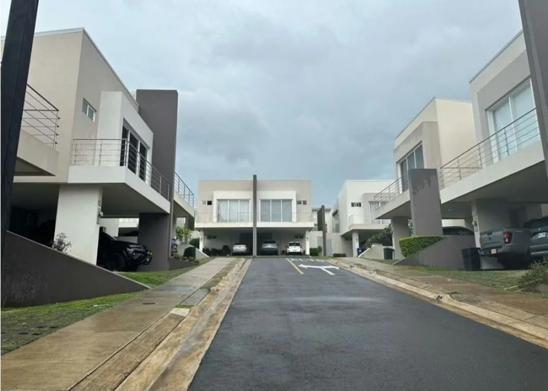 Beautiful house for sale in a gated community with excellent amenities in La Ribera, Belén