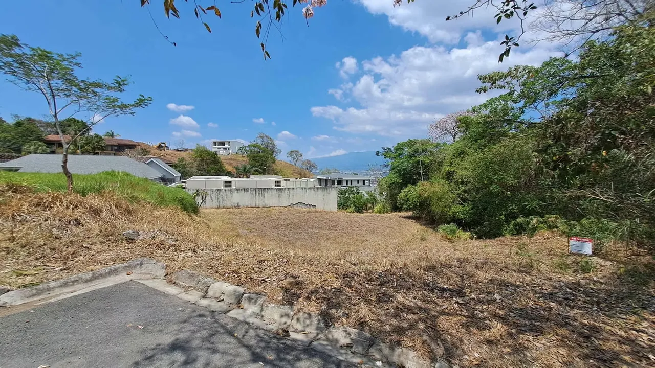 LOTE EN VENTA 1075 M². ZONA DE ALTA PLUSVALIA. MULTIFAMILIAR
