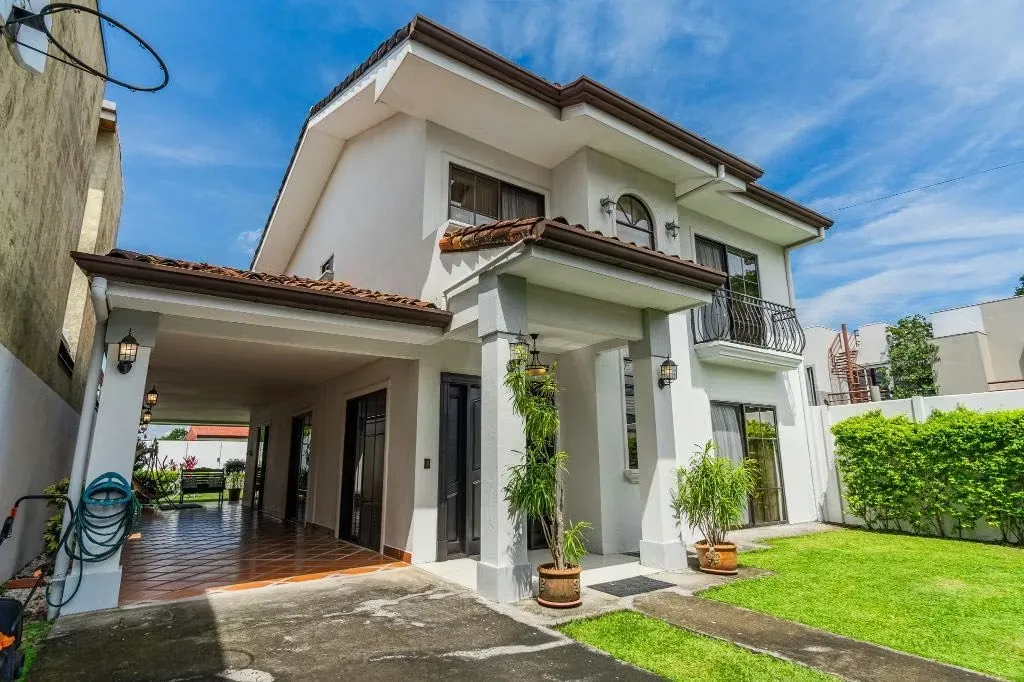 Discover this spacious and exclusive residence located in one of Alajuela's most focused condominiums, ideal for those who seek comfort, privacy and security in a family ...