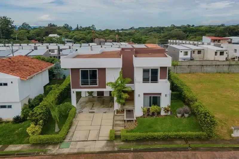 Casa en venta en Condominio La Riviera – Amplios espacios y excelente ubicación