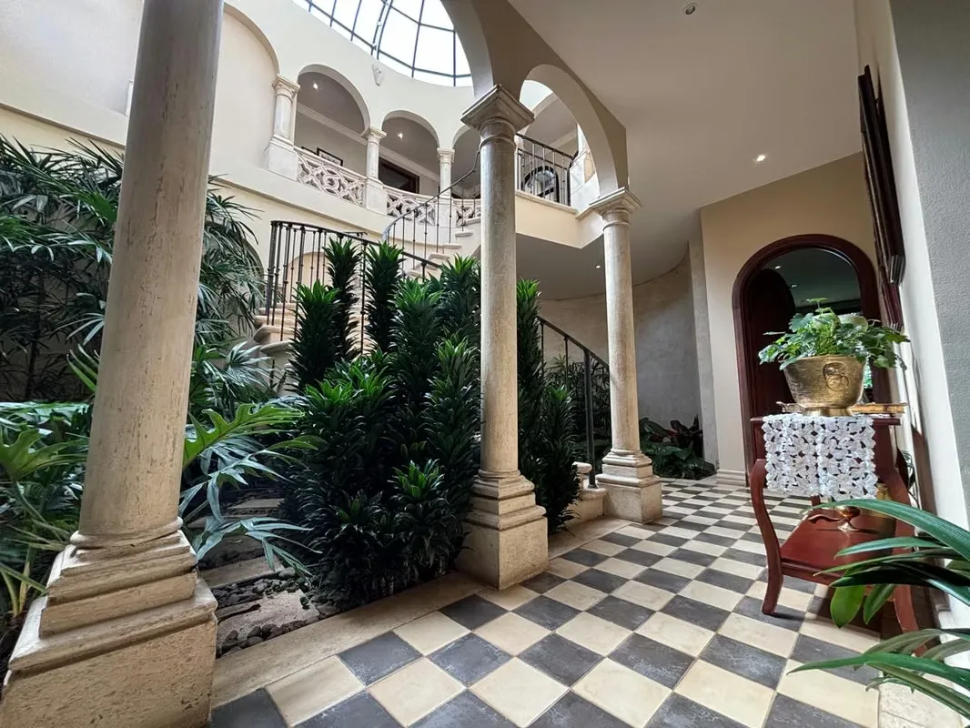 Esta hermosa casa ubicada en condominio en Santo Domingo de Heredia, cuenta con la siguiente distribución: — photo 2