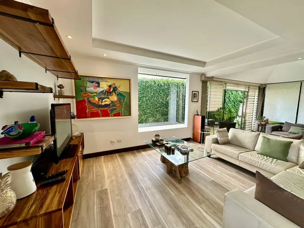 Ubicada en uno de los sectores más exclusivos y con mayor demanda del país, esta elegante casa ofrece el equilibrio perfecto entre diseño moderno, confort familiar y ubicación ...