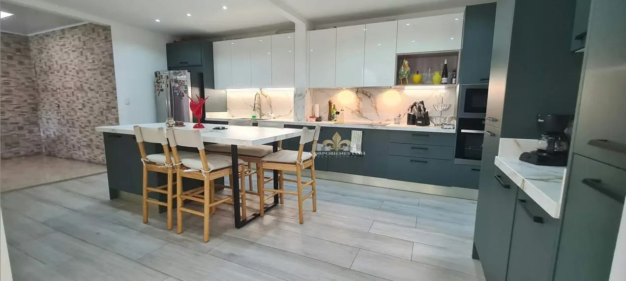 Hermosa casa remodelada, muy iluminada, con grandes espacios para compartir y disfrutar en familia y amigos, la casa es esquinera en un condominio con mucha privacidad con solo 5 casas ...