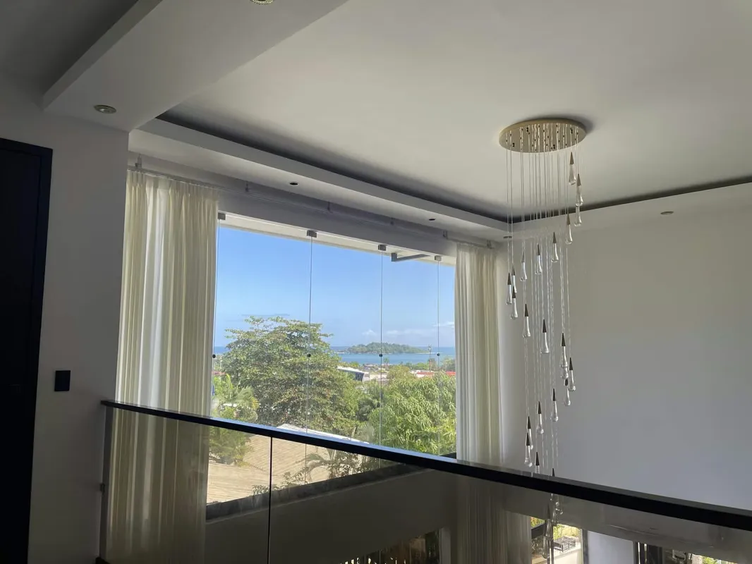 Venta de Casa Amueblada de Lujo en Limón, a solo 3 minutos de Limón Centro, cerca del INA, Colegio Diurno, TEC, Caribbean School, comercios y servicios.