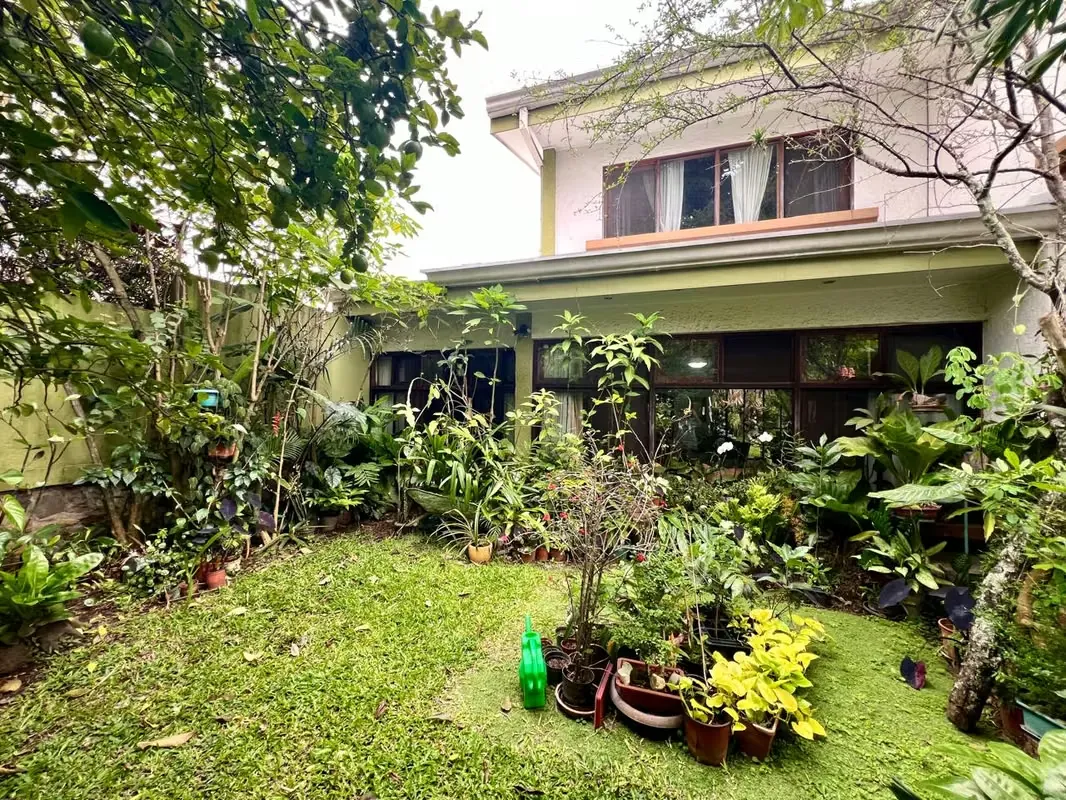 ¡USO MIXTO en Laureles Escazú con una excelente oportunidad comercial/residencial!