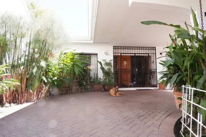 This spectacular 500 m² residence, built on a 745 m² lot, by engineer and architect Johnny Bermúdez, redefines ...