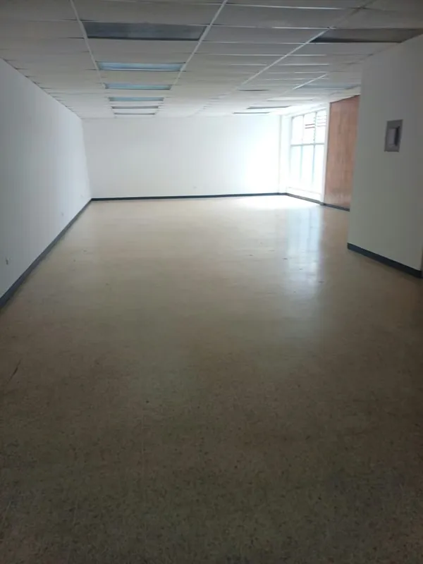 Se alquila amplio local comercial ubicado en el tercer piso en San José Centro, a pocos metros del automercado. El espacio cuenta con 170 metros cuadrados, ideal para salas de ...