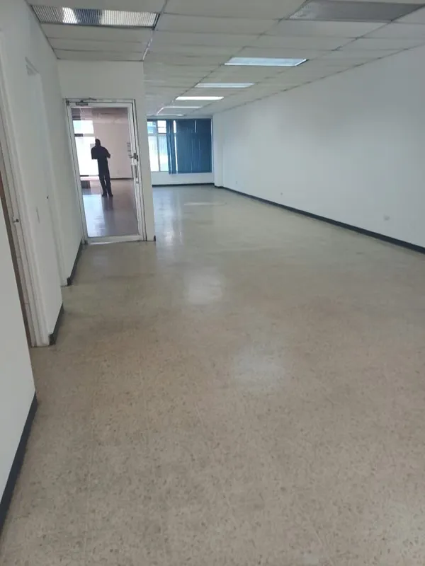Se alquila amplio local comercial ubicado en el tercer piso en San José Centro, a pocos metros del automercado. El espacio cuenta con 170 metros cuadrados, ideal para salas de ... — photo 2