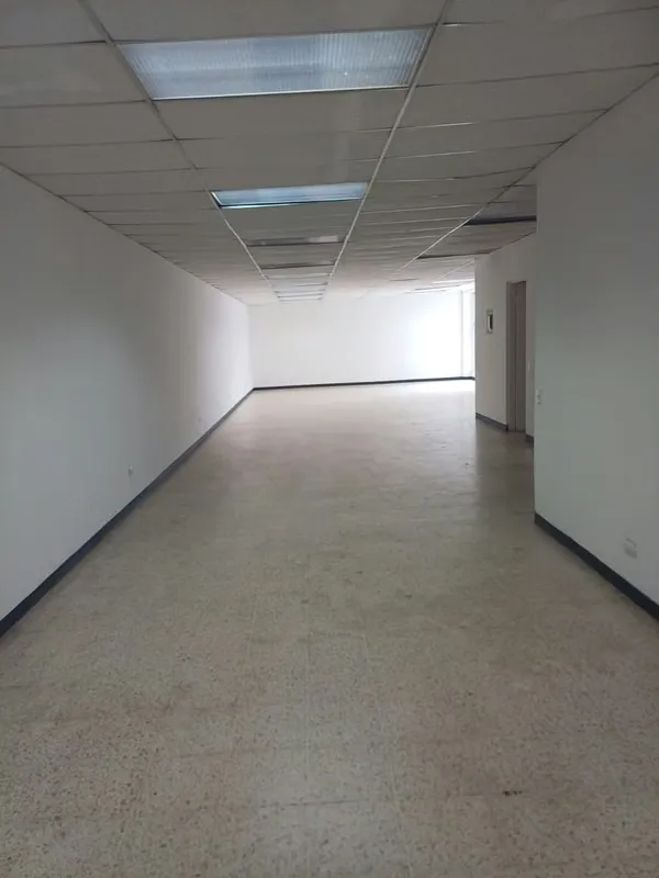 Se alquila amplio local comercial ubicado en el tercer piso en San José Centro, a pocos metros del automercado. El espacio cuenta con 170 metros cuadrados, ideal para salas de ... — photo 3