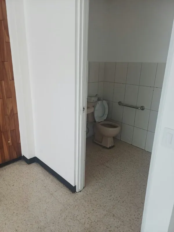 Se alquila amplio local comercial ubicado en el tercer piso en San José Centro, a pocos metros del automercado. El espacio cuenta con 170 metros cuadrados, ideal para salas de ... — photo 4