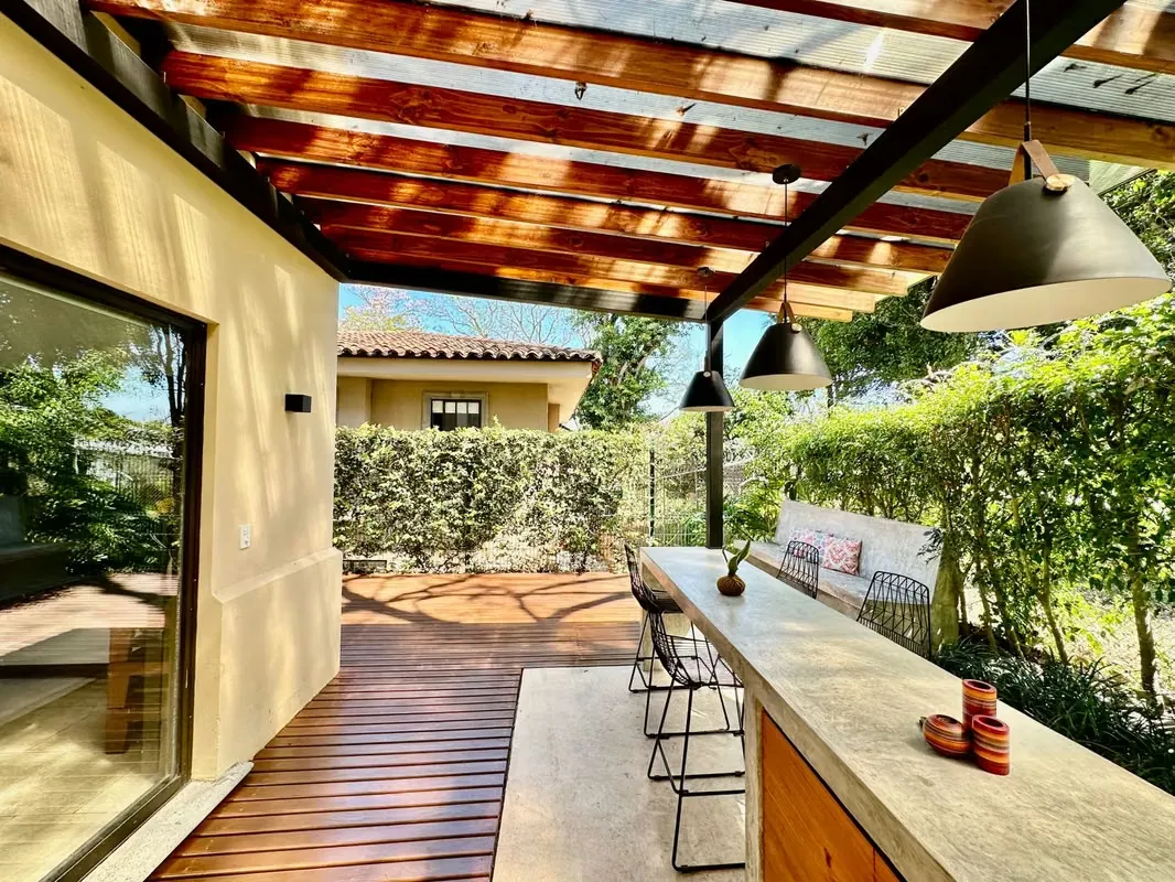 *Medidas: 225mts de terreno & 251mts + 33mts (deck) de construcción