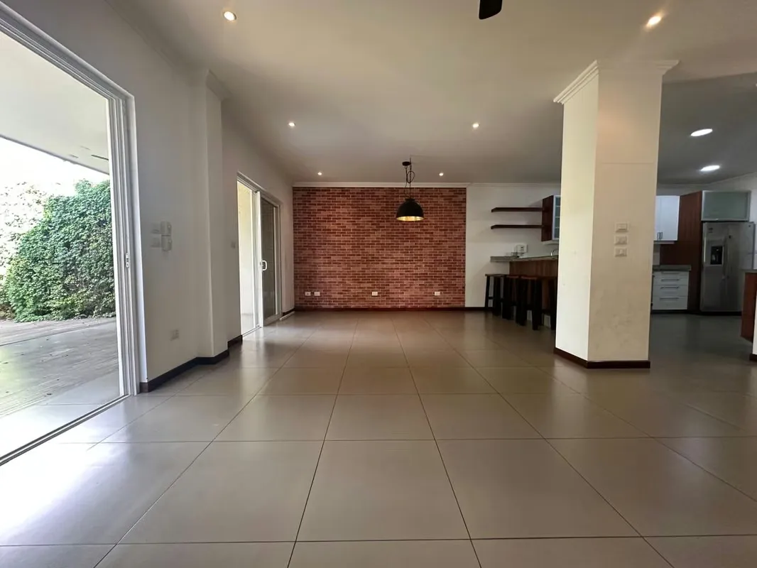 Cómoda y Amplia casa en venta en Guachipelin de Escazu