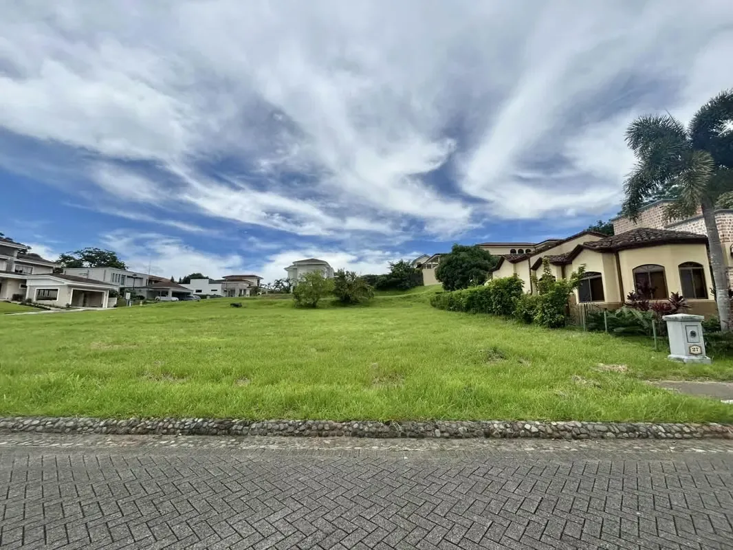 SE VENDE LOTE EN CONDOMINIO BOSQUE ESCONDIDO BRASIL DE MORA