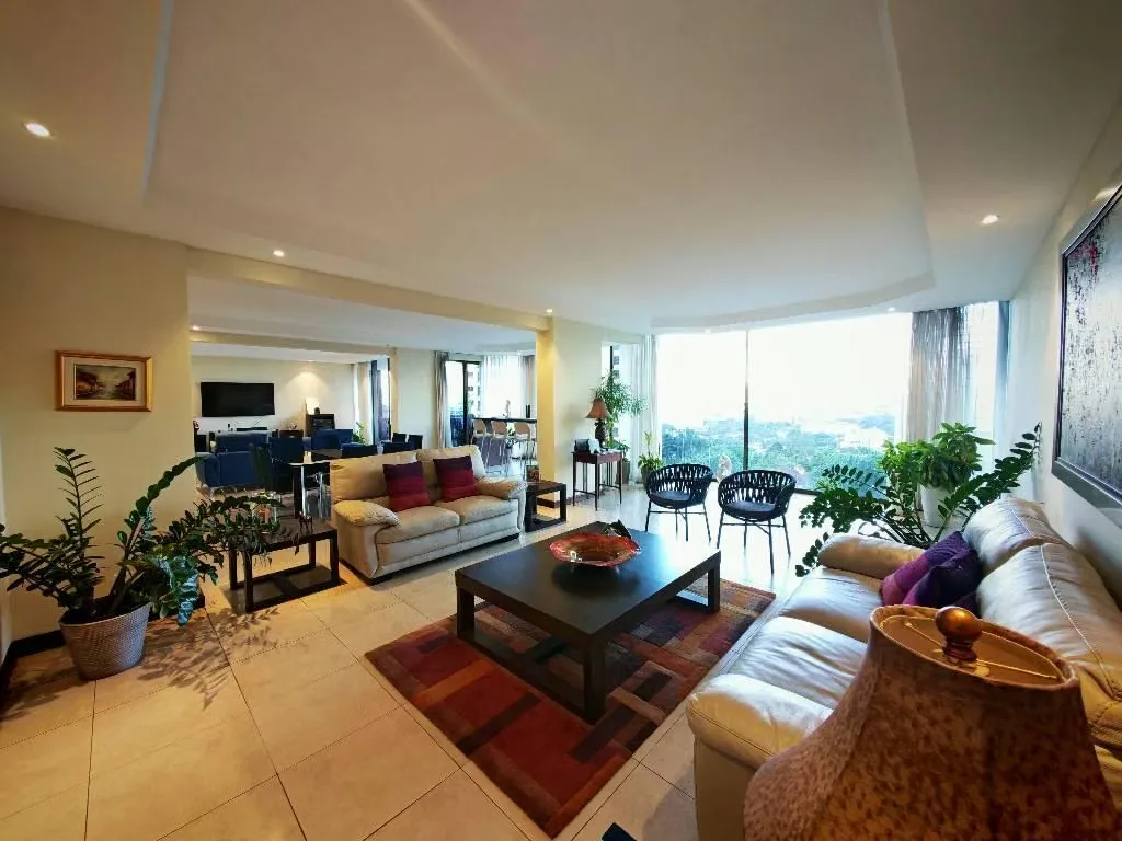 Hermoso apartamento ubicado en la exclusiva zona de Jaboncillos, dentro del Condominio Cerros de Mayorca.