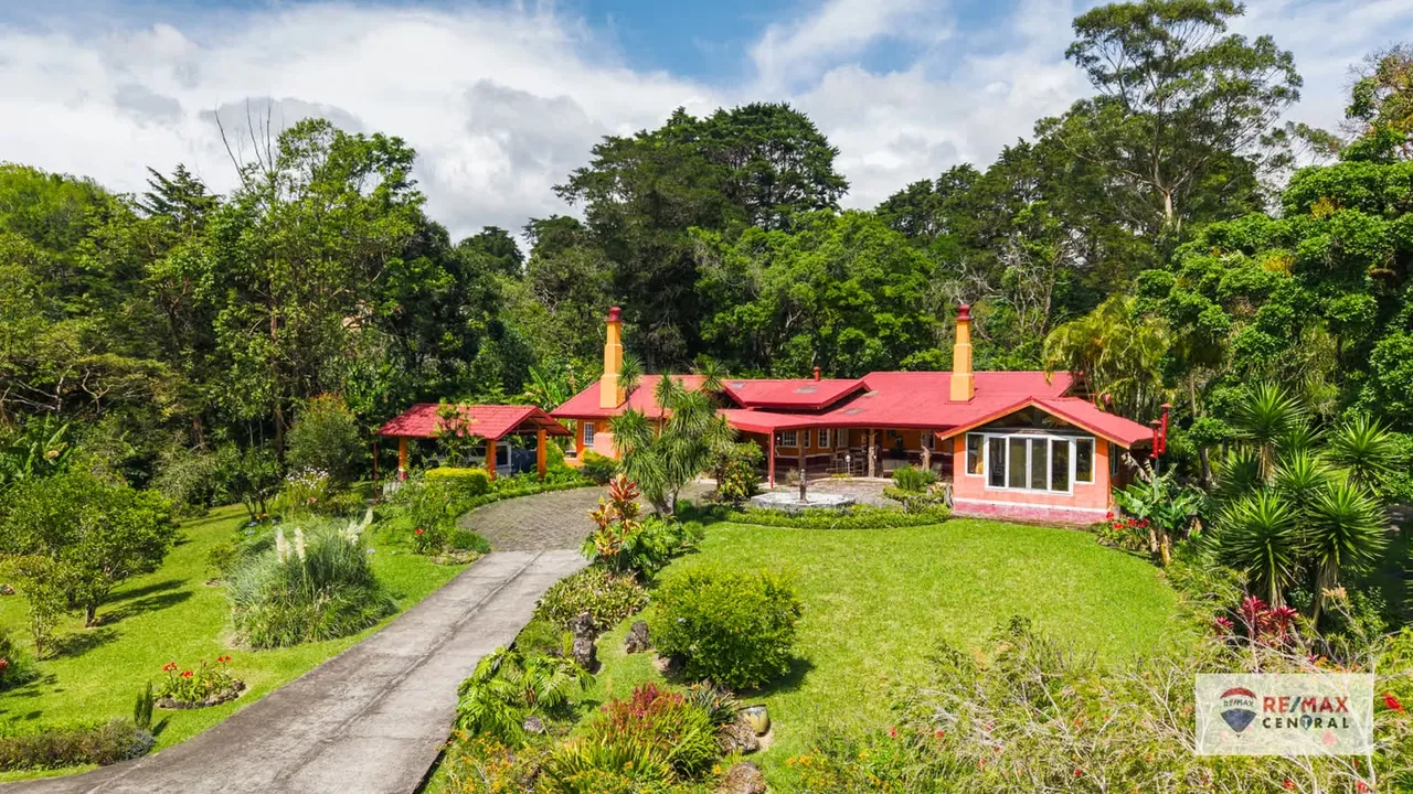 Ubicada en las colinas de San Rafael de Heredia, esta propiedad de cinco acres ofrece una belleza natural impresionante con árboles nativos, arbustos coloridos y árboles frutales como ...