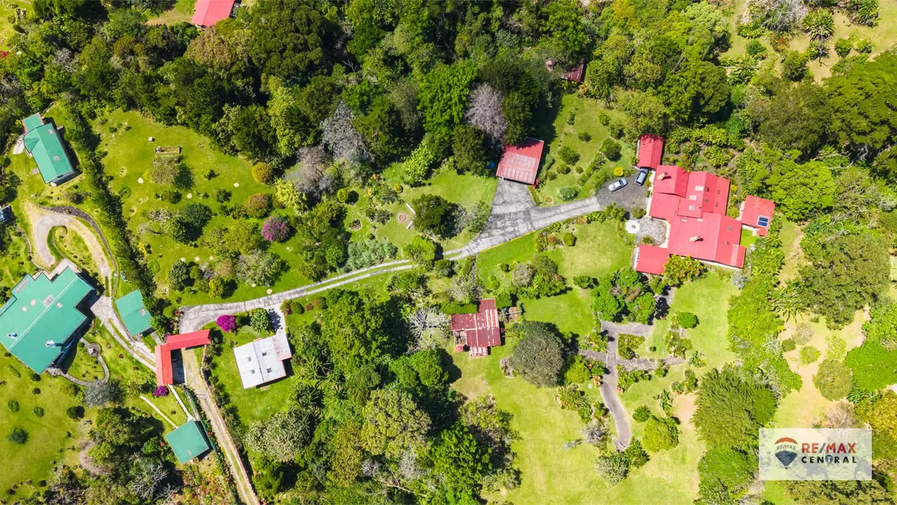 Ubicada en las colinas de San Rafael de Heredia, esta propiedad de cinco acres ofrece una belleza natural impresionante con árboles nativos, arbustos coloridos y árboles frutales como ... — photo 2