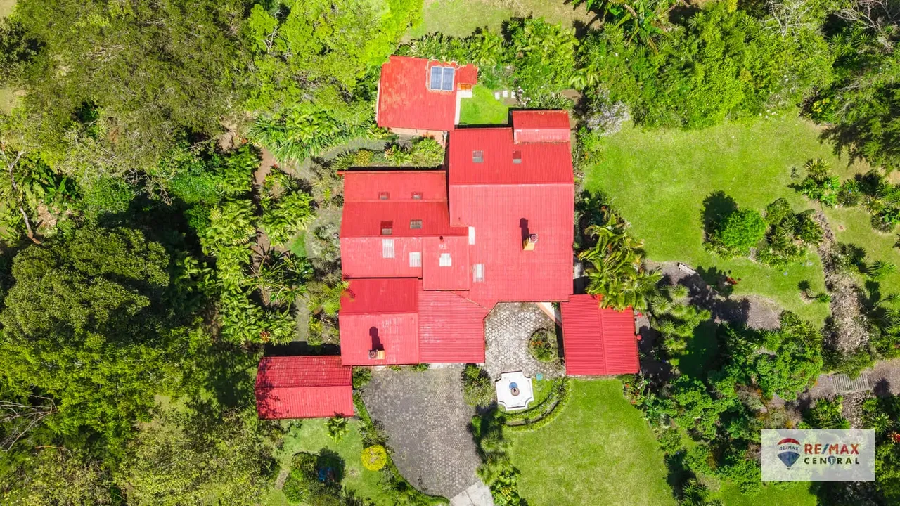 Ubicada en las colinas de San Rafael de Heredia, esta propiedad de cinco acres ofrece una belleza natural impresionante con árboles nativos, arbustos coloridos y árboles frutales como ... — photo 3