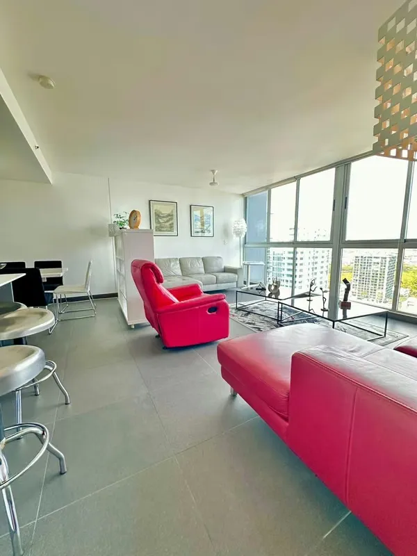 Hermoso apartamento ubicado en una de las zonas más exclusivas de Rohrmoser, Nunciatura. Esta elegante unidad se encuentra en ...