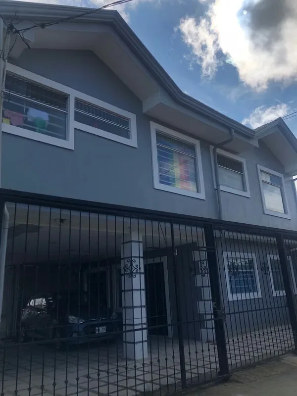 It has 2 spacious bedrooms with wardrobes, 1 bathroom, kitchen integrated with the American style dining room, laundry area. Located on the TEC Boulevard, many amenities, supermarkets, ...