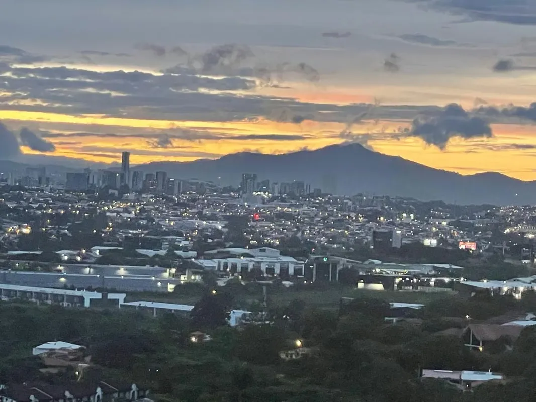 Se vende casa nueva en Escazú en exclusivo condominio con vista