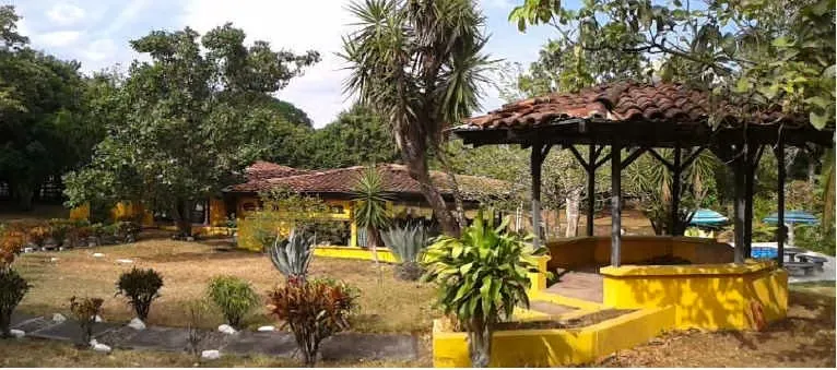 Turrucares…Quinta con 2 casas, rancho, cancha, y piscina a 10min de Fiesta del Maiz