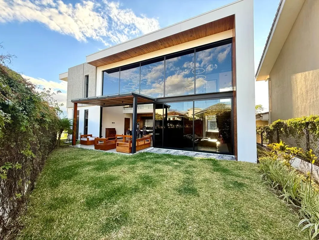 This elegant residence stands out for its modern design, high-quality finishes and open spaces that ...