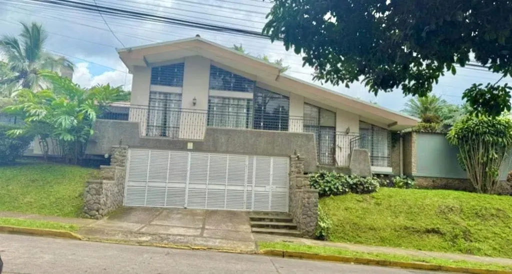 Corner House Facing the Park – Rohrmoser / Nunciatura – Mixed-Use Zoning