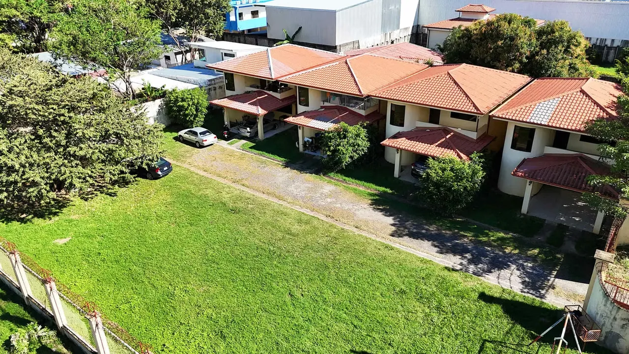 Houses and approved hotel project for sale in Liberia (FB)