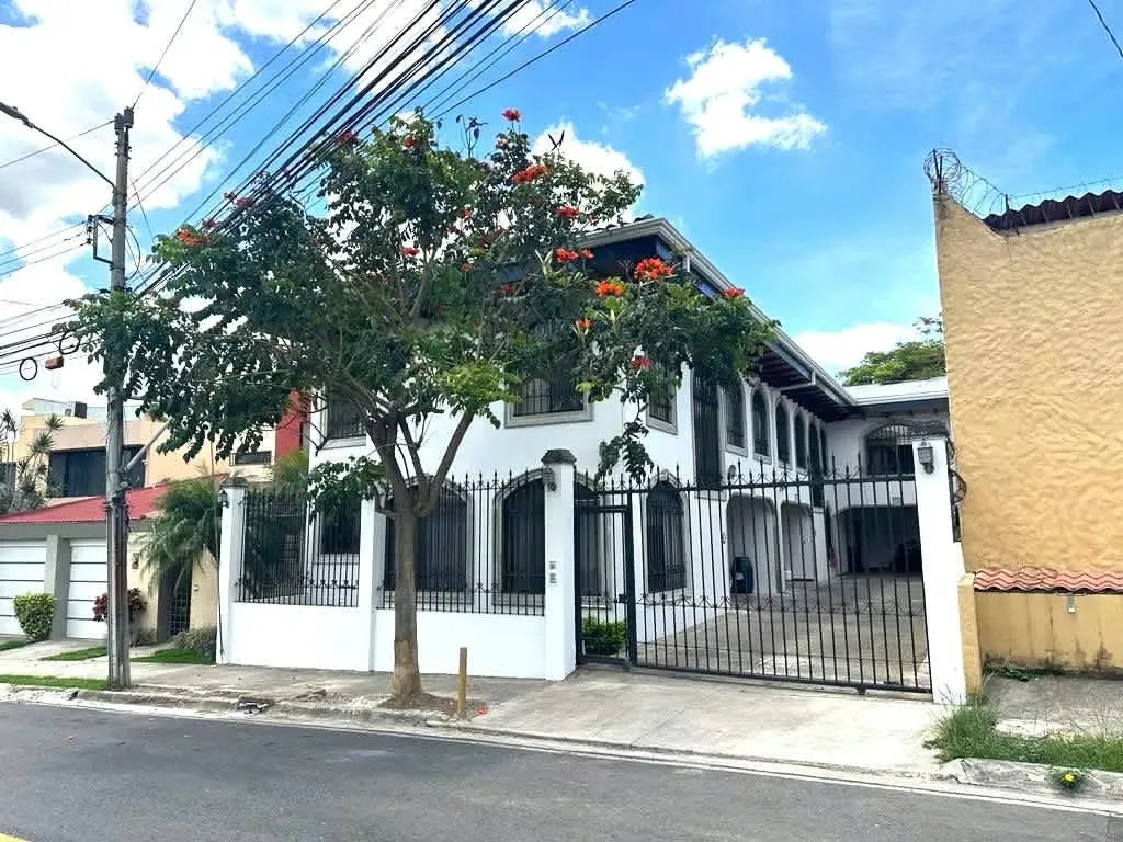 Excelente oportunidad de inversión en una de las zonas con mayor plusvalía del país. Propiedad ubicada en San Rafael de Escazú, en un sector de alta demanda residencial, ideal para ...