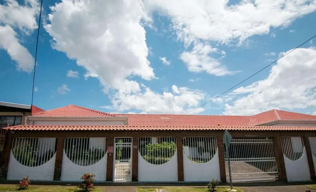Se ofrece en venta una propiedad excepcional de una sola planta, ubicada en un barrio seguro y tranquilo, con caseta de guarda al frente y una de las mejores ubicaciones de Sabanilla de ...